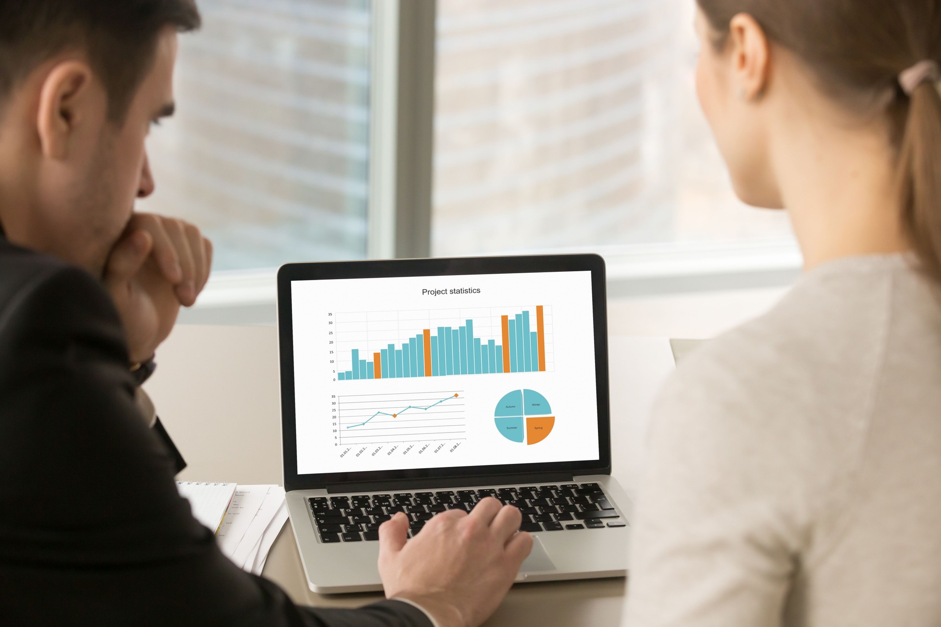 Équipe des activités/analyse des données statistiques sur l’écran du portable, projet homme