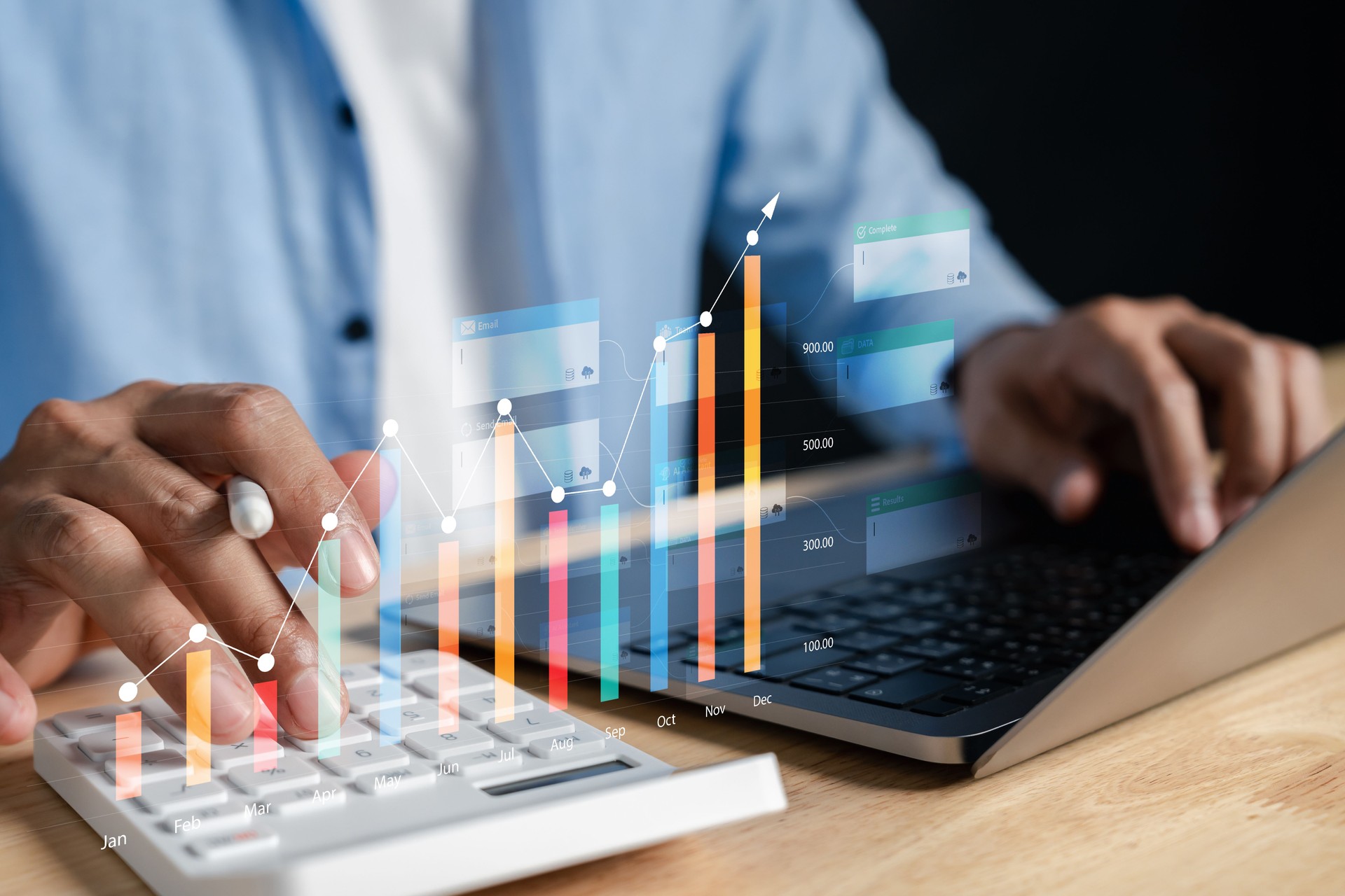 Stratégie de comptabilité et de planification d’entreprise pour la croissance financière. Personne utilisant une calculatrice et un ordinateur portable pour analyser les graphiques de bénéfices, les tendances d’investissement et les performances f