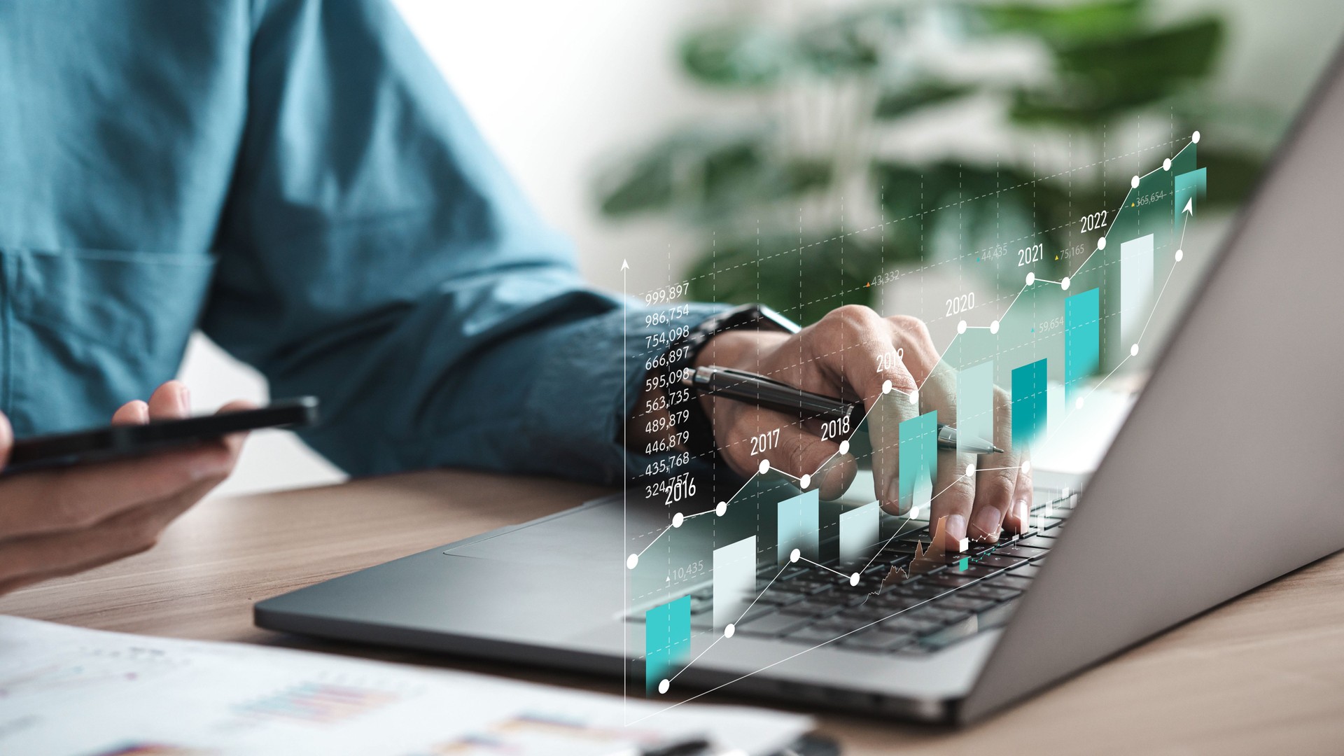 Homme d’affaires analysant le bilan financier numérique de l’entreprise travaillant avec la conception graphique virtuelle numérique. Icône de calcul des données financières d’investissement à long terme sur l’écran tactile
