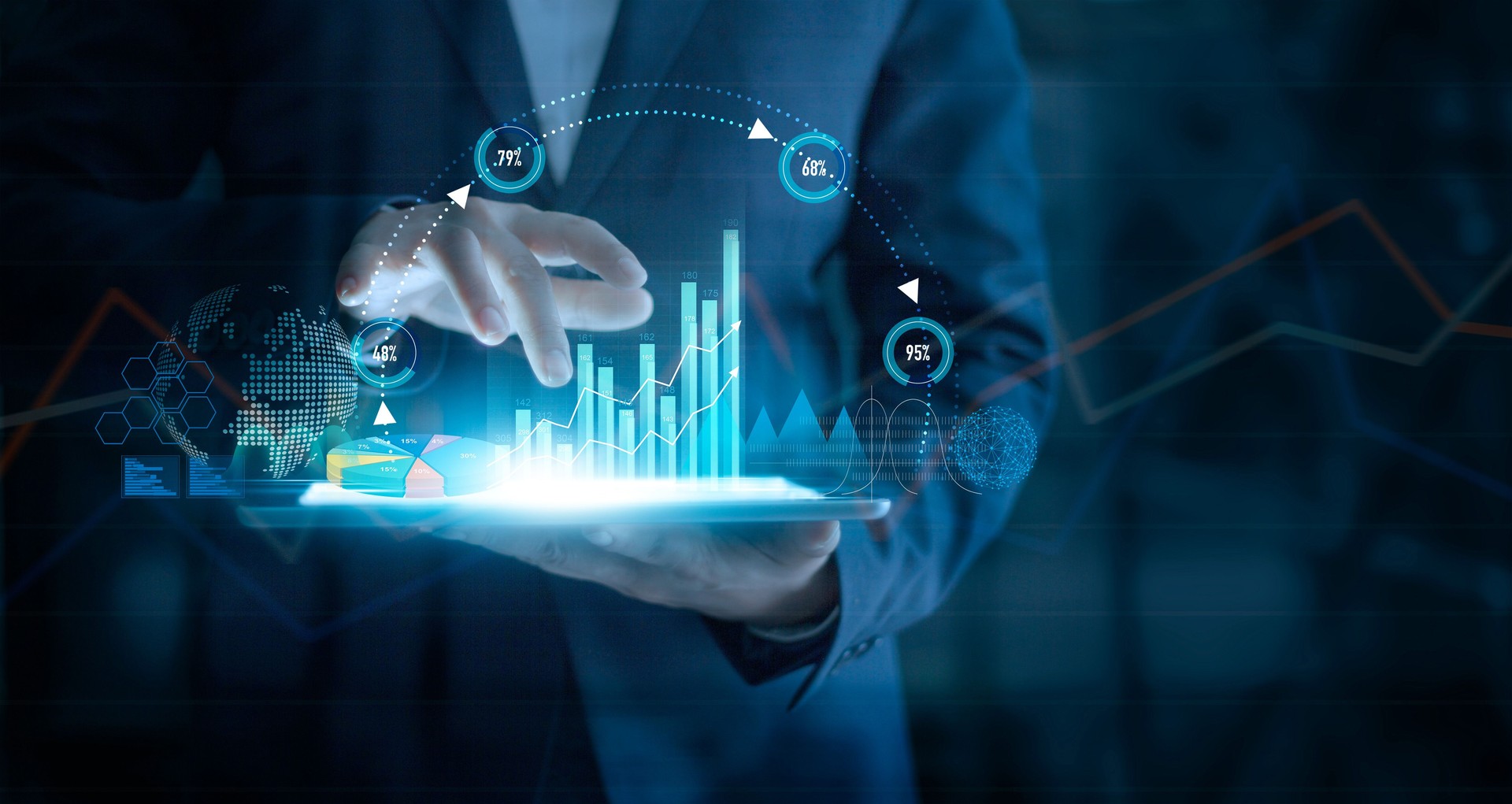 Homme d’affaires utilisant la tablette analysant des données de vente et le diagramme graphique de croissance économique sur l’interface virtuelle. Stratégie d’affaires. Icône abstraite. Marketing numérique.
