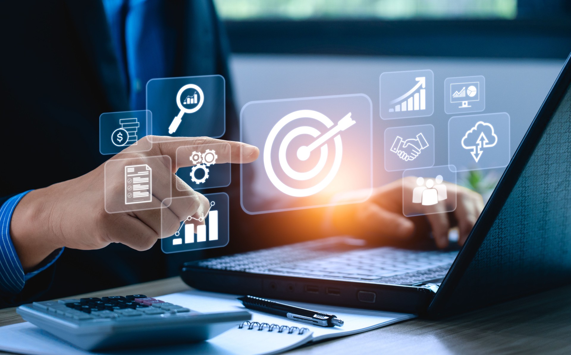 Objectifs commerciaux et stratégies de marketing. Homme d’affaires sélectionnant l’icône cible sur un ordinateur portable. analyse économique, développement de la stratégie de l’entreprise, gestion et résolution de problèmes, succès. Context